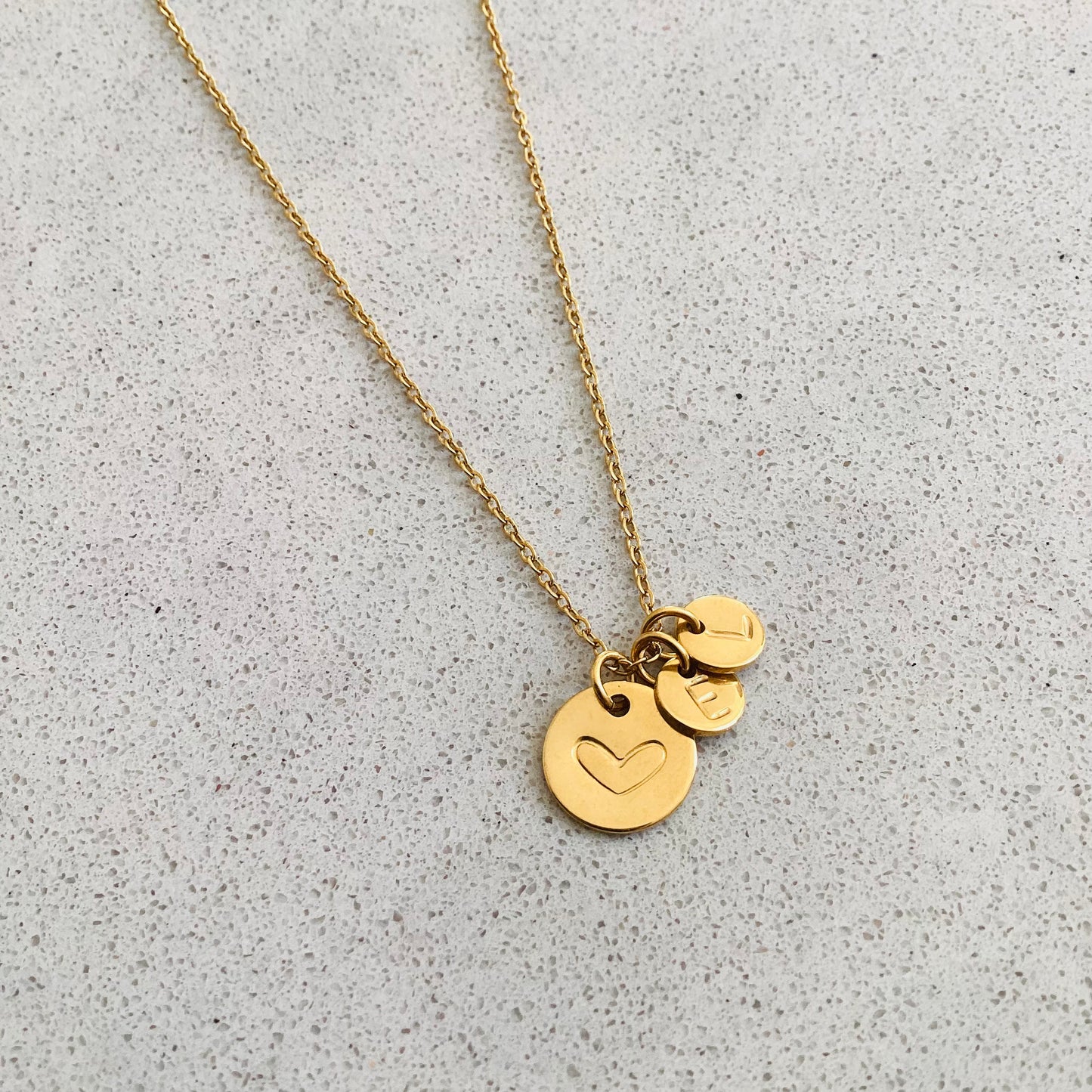 collier estampé à la main avec intiales