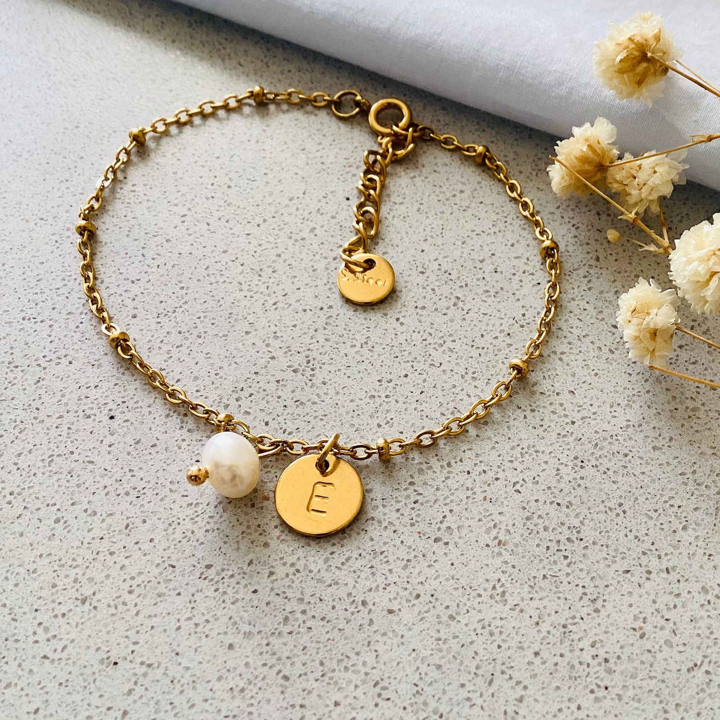 bracelet avec une médaille ronde personnalisé et un pendentif perle de culture