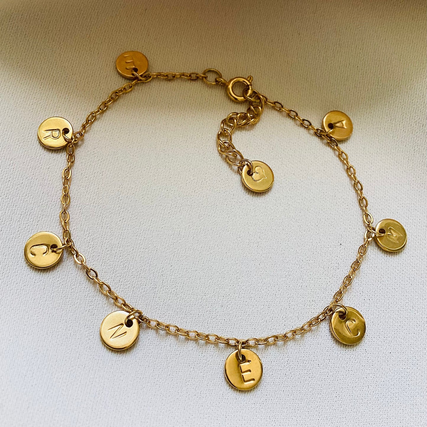 bracelet initiales avec petites médailles rondes