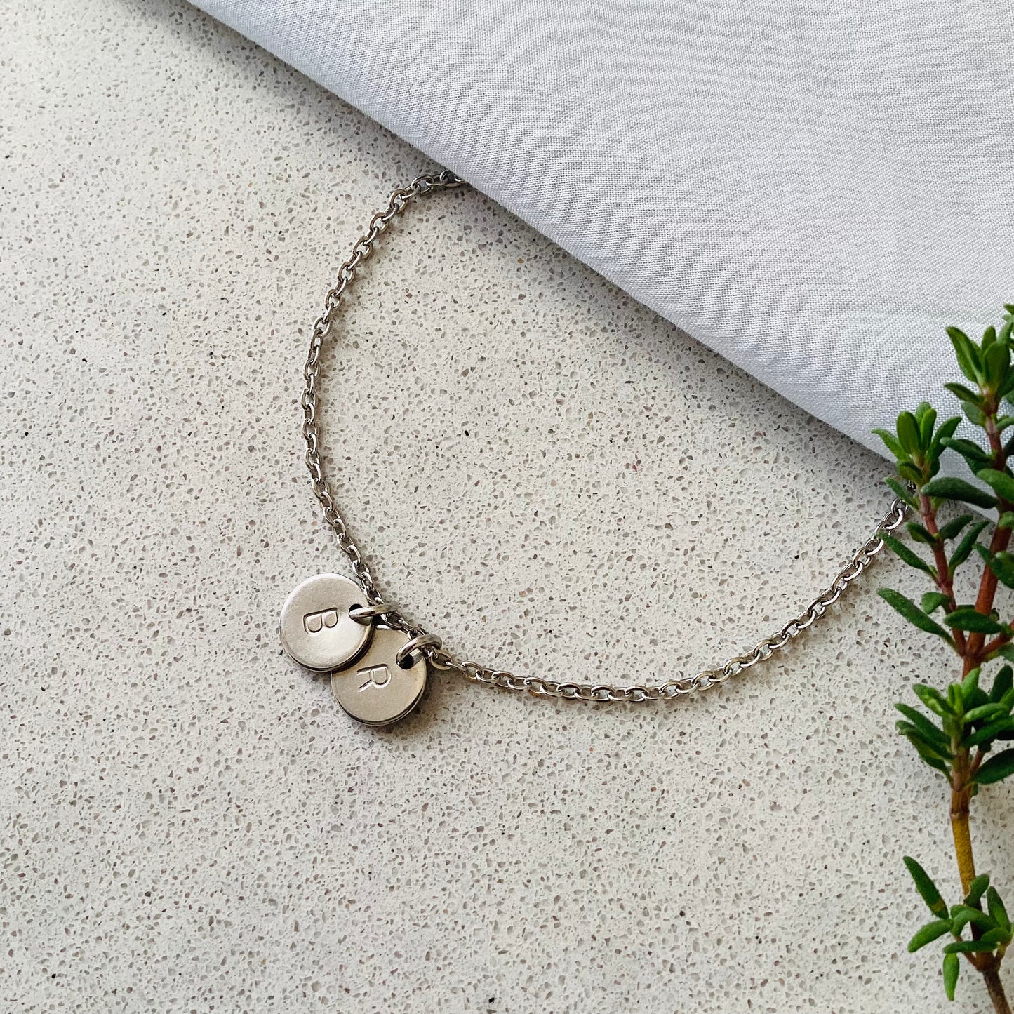 bracelet initiales estampé à la main en acier inoxydable
