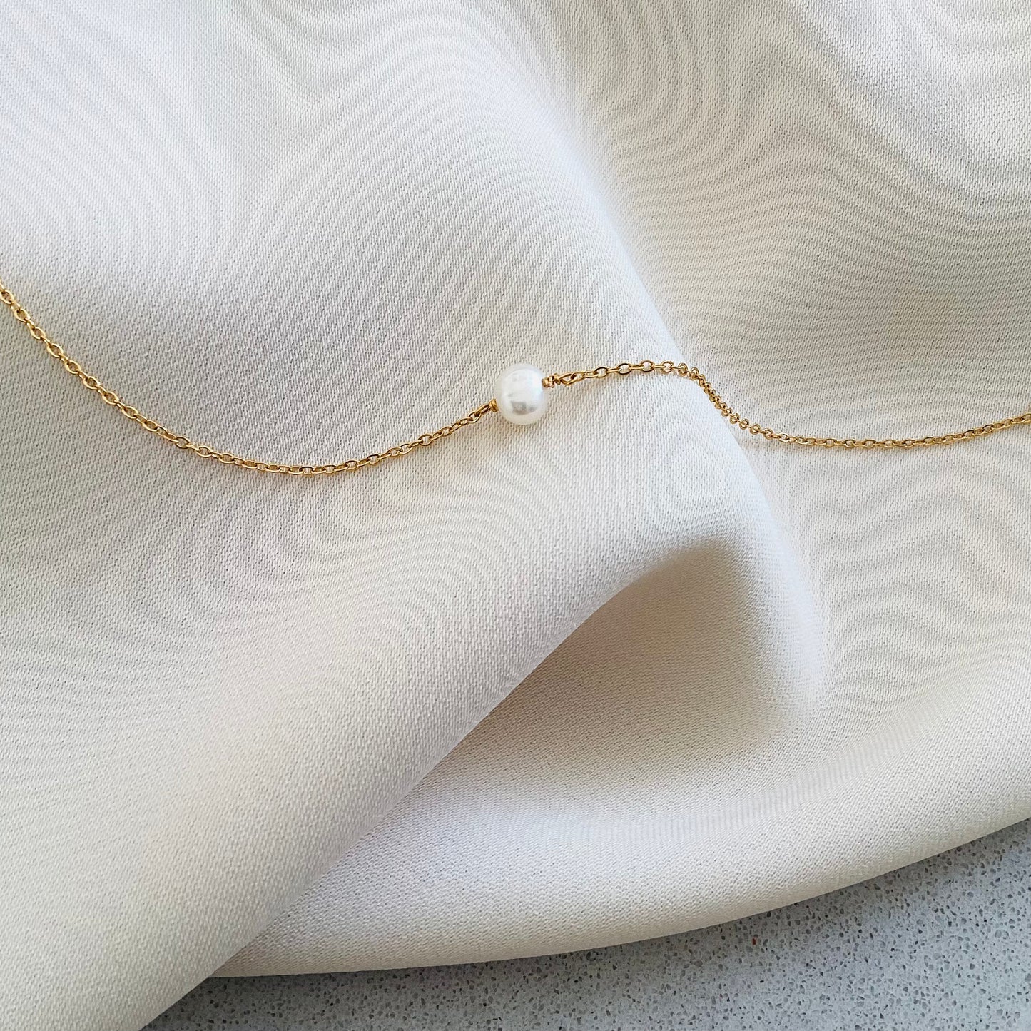 bracelet minimaliste avec perles de culture en acier
