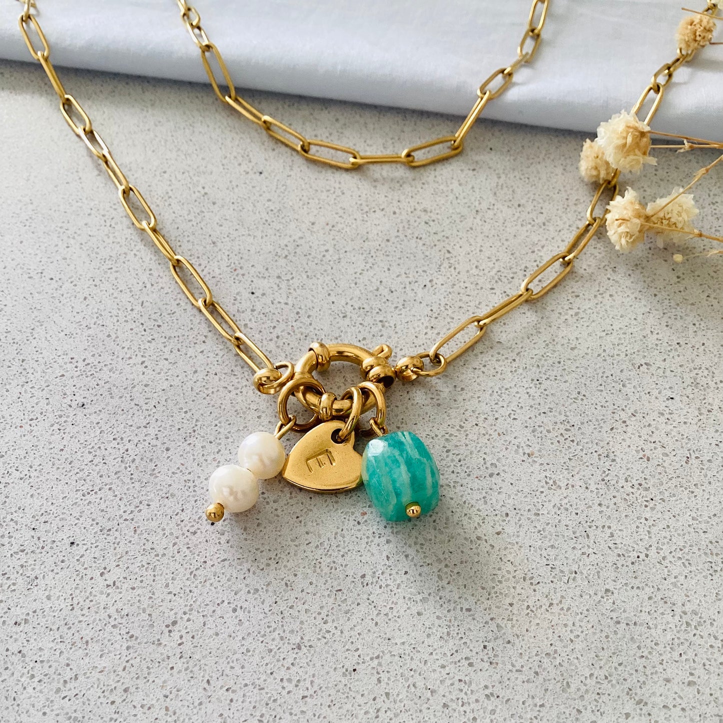 collier chain rectangle personnalisé avec une médaille en forme de coeur et pierre naturelle et perles de culture