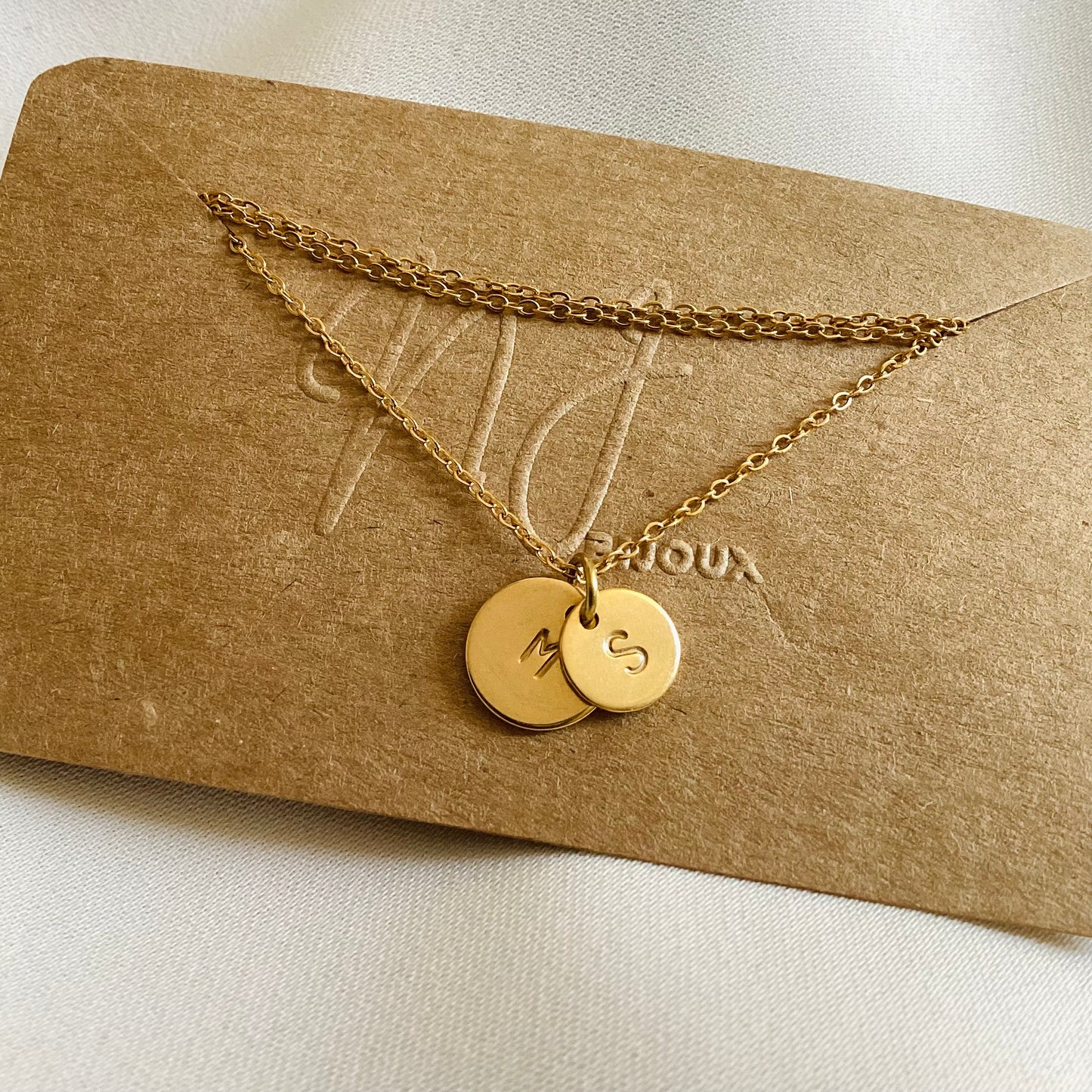 collier deux initiales estampes