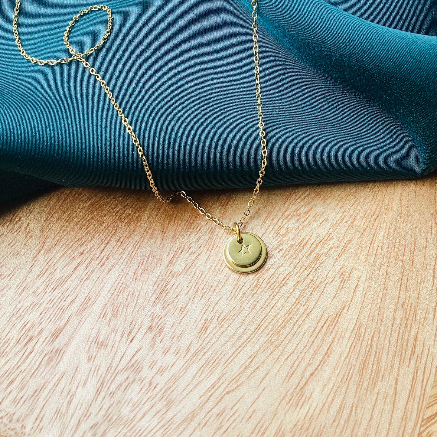collier estampé avec initiale et étoile