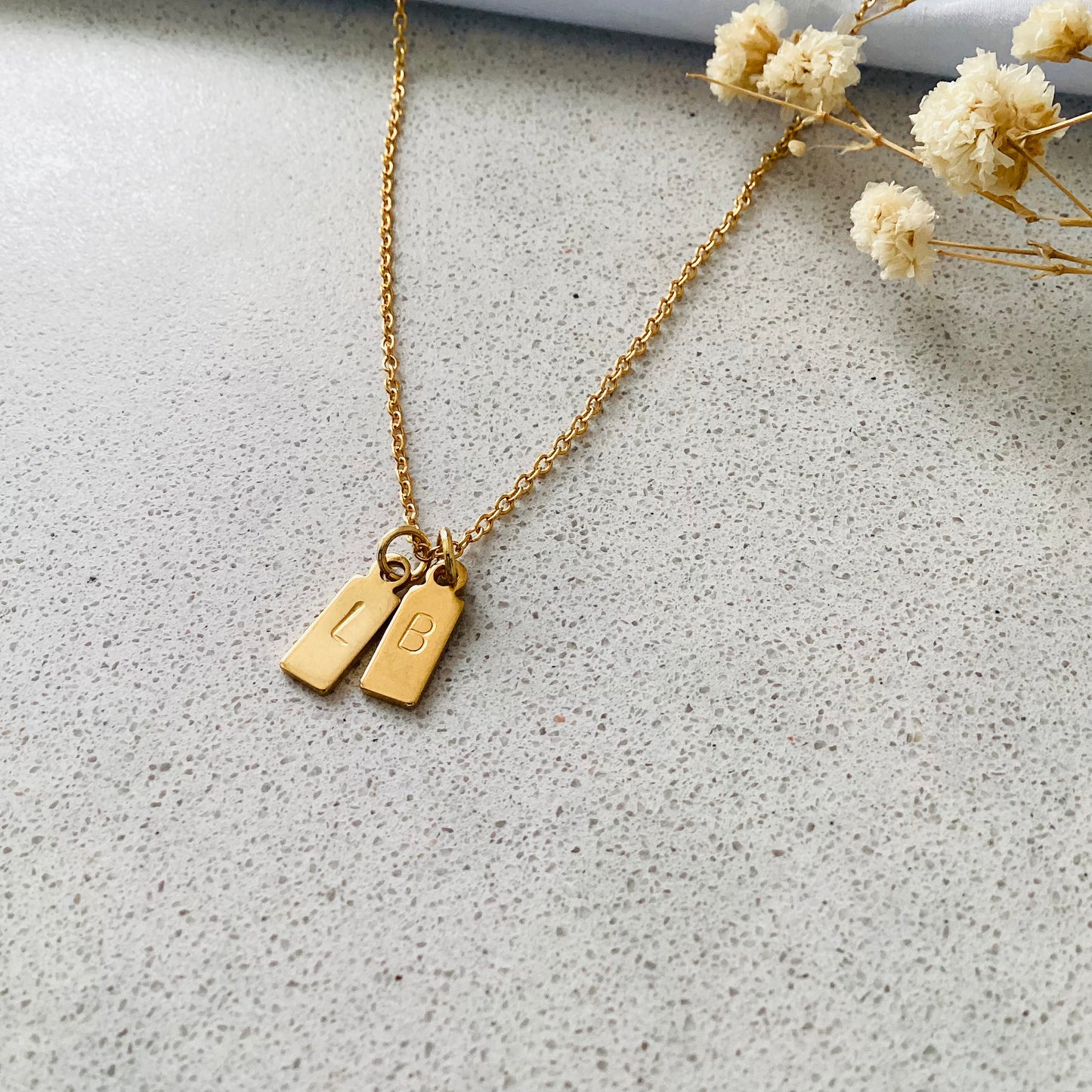 collier initiale avec pendentif rectangulaire en acier inoxydable doré