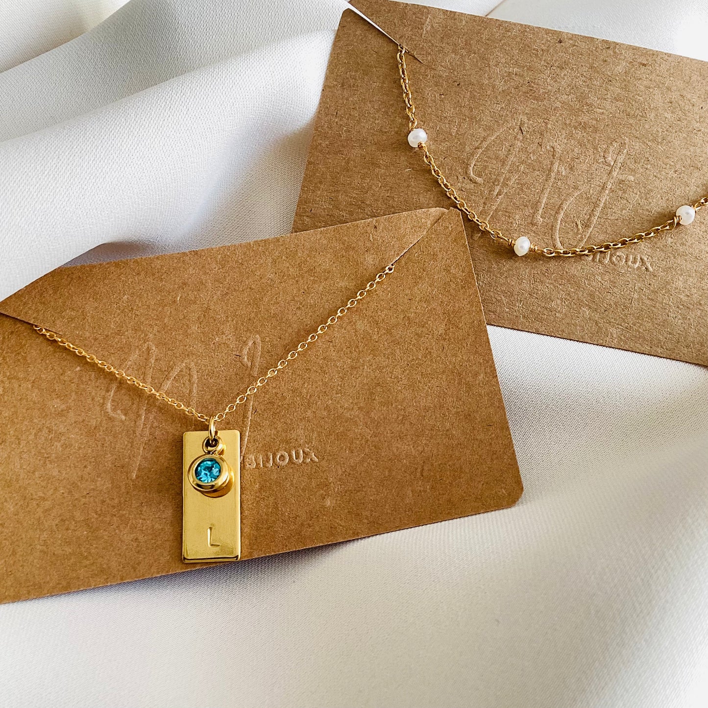 collier initiale estampé à la main avec pierre de naissance