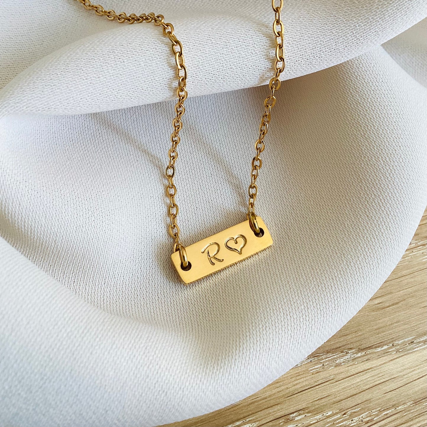 collier intiale estampé à la main en acier inoxydable