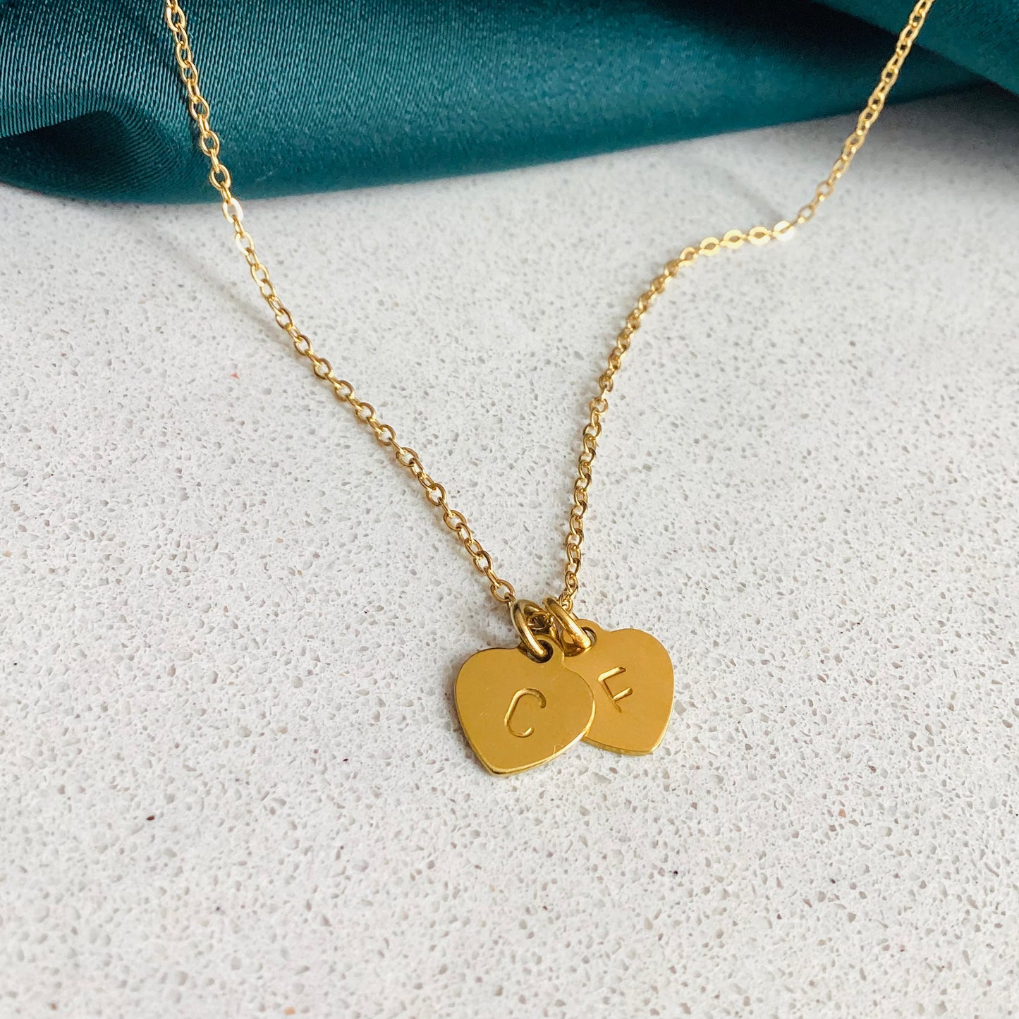 collier initiale pendentif en forme de coeur