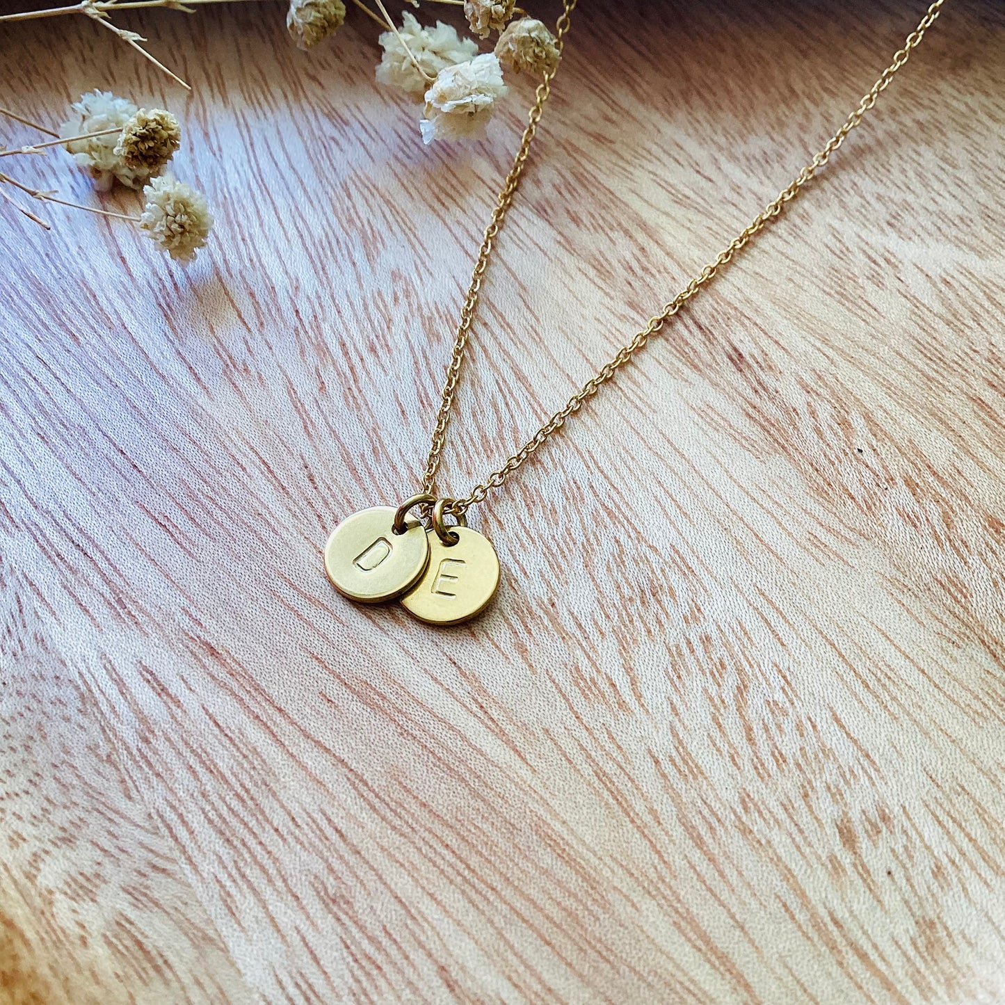 collier initiales estampé à la main avec pendentifs ronds