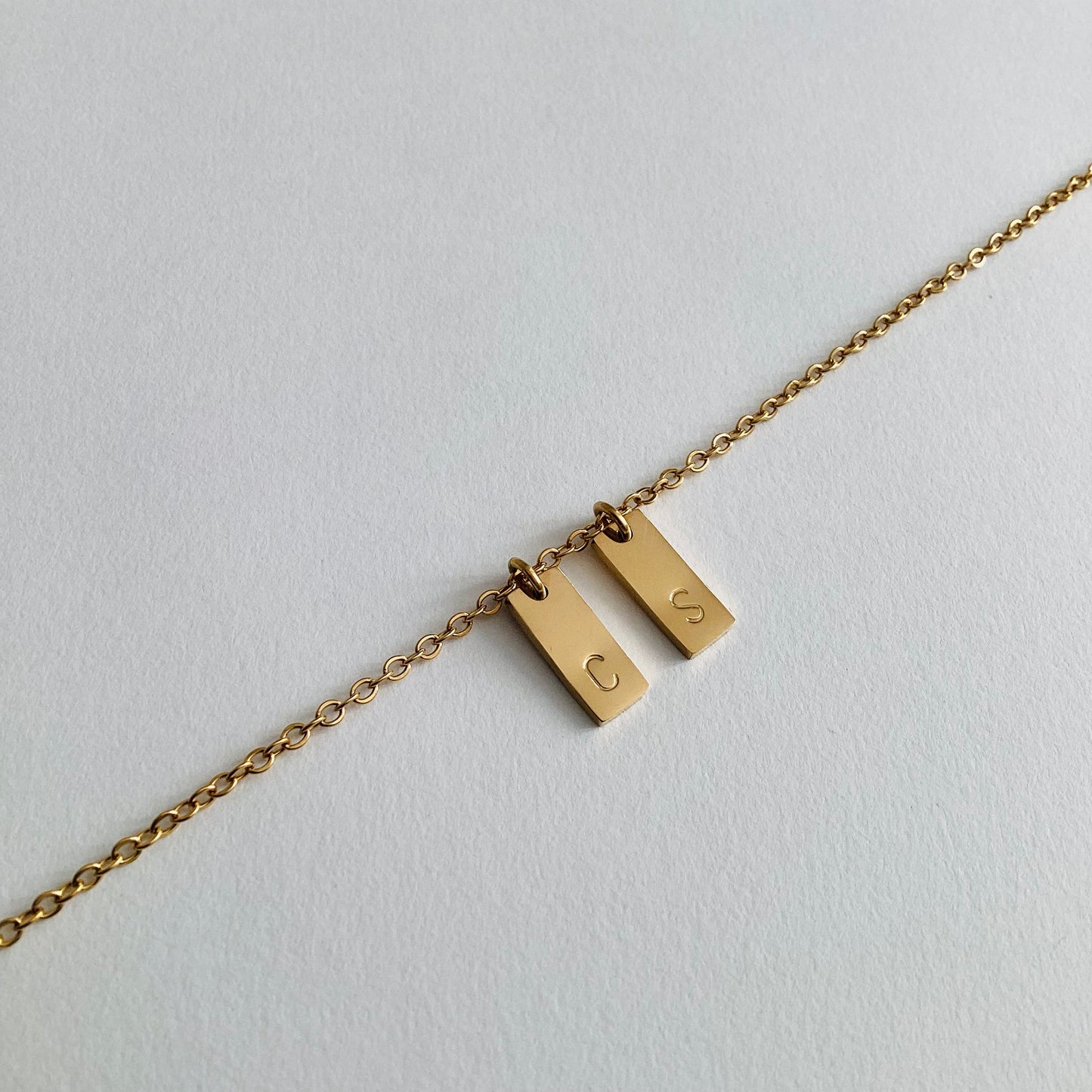 collier initiales estampés à la main doré