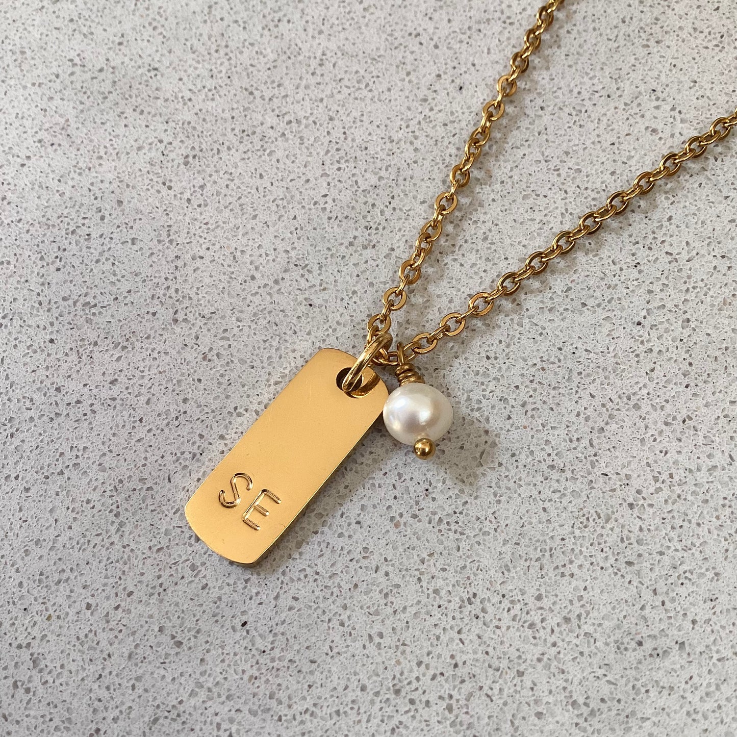 collier initiales estampes en acier inoxydable doré