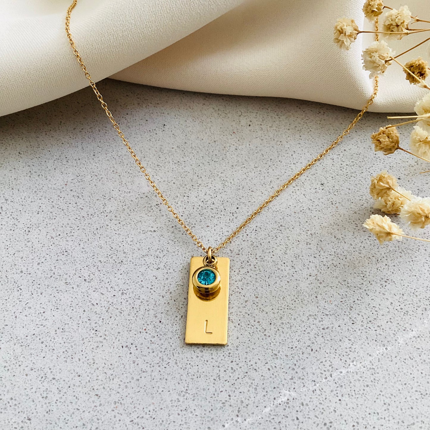 collier personnalisé avec initiale et pierre de naissance
