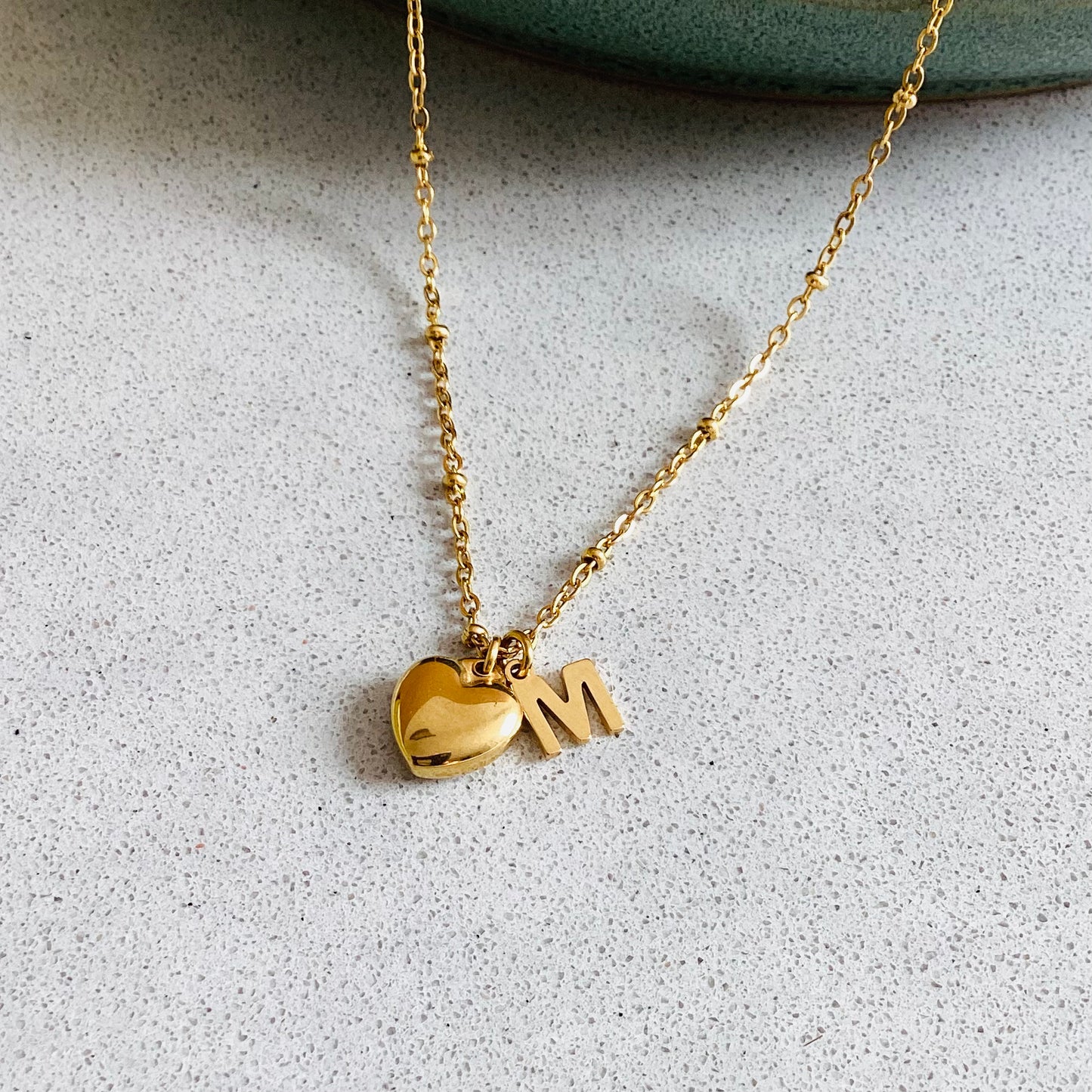 collier personnalisé avec un pendentif de coeur acier inoxydable doré