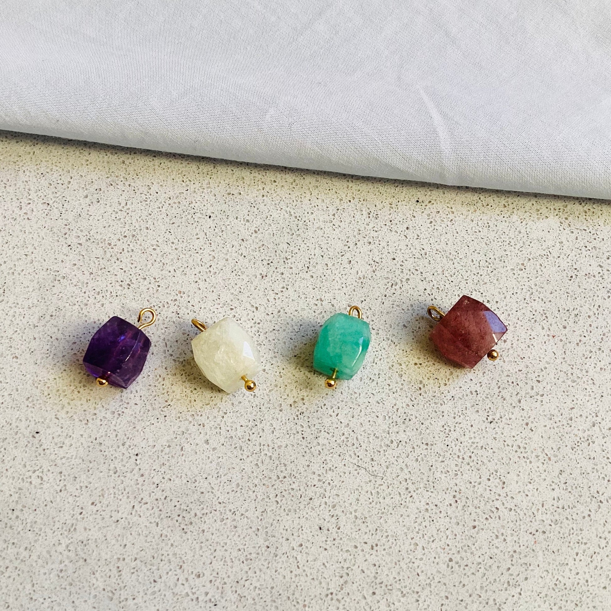 Des pierres naturelles en rose, violet, cristal et bleu turquoise