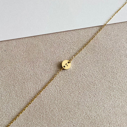 bracelet estampé initiale minimaliste