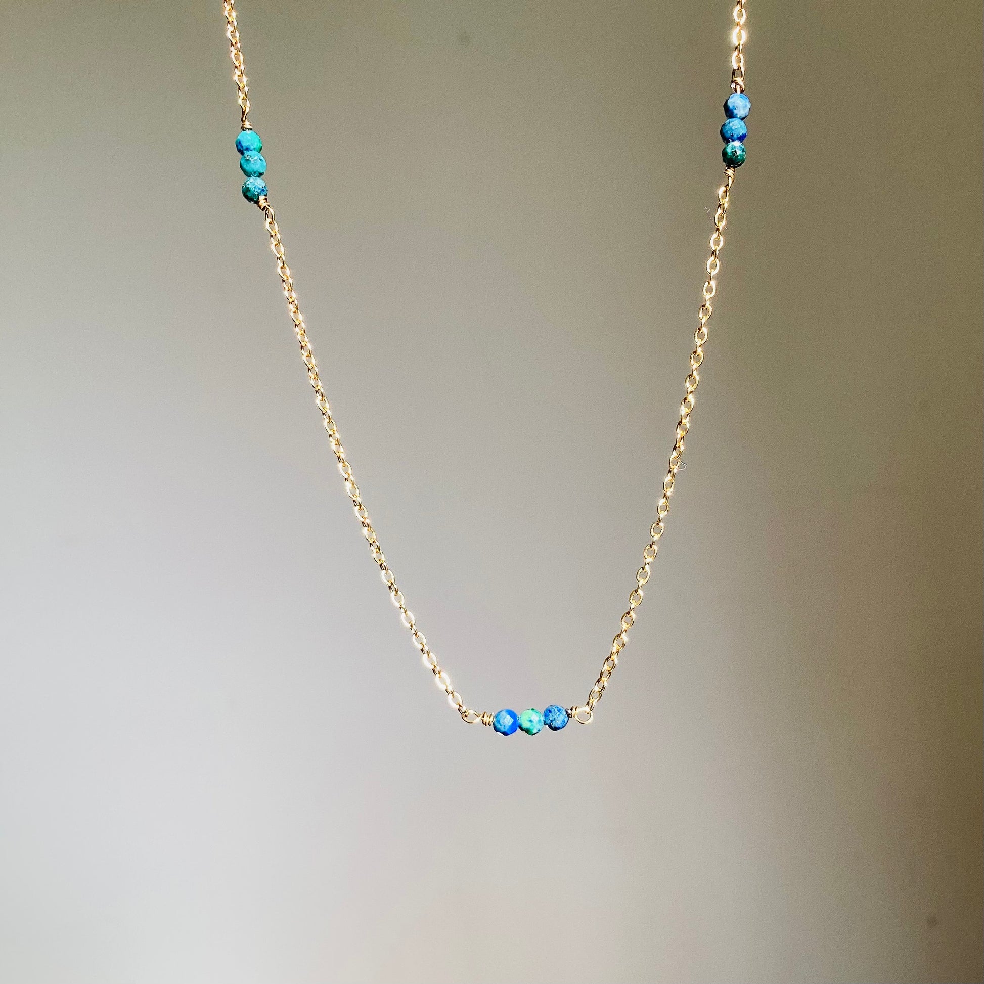 collier avec pierres naturelles bleus