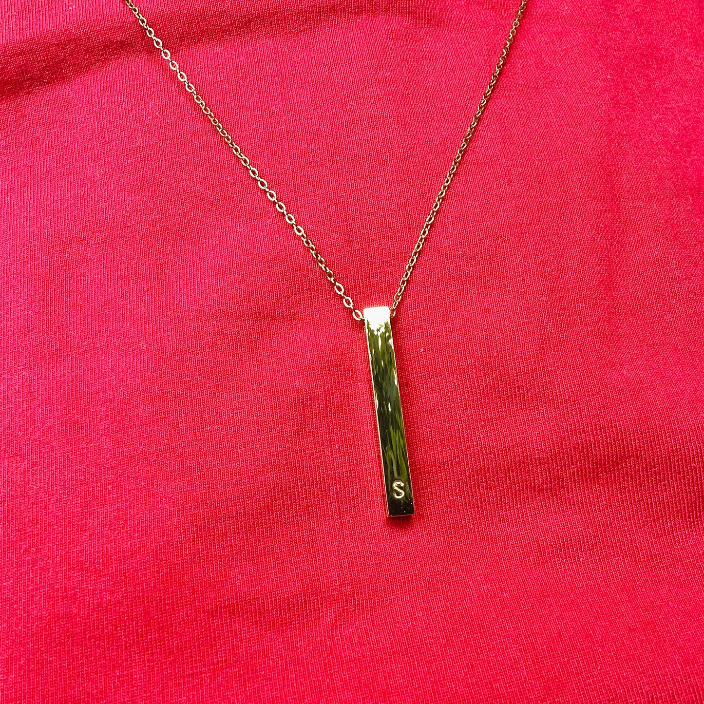 collier initiale acier inoxydable dore estample à la main