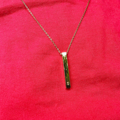 collier initiale acier inoxydable dore estample à la main