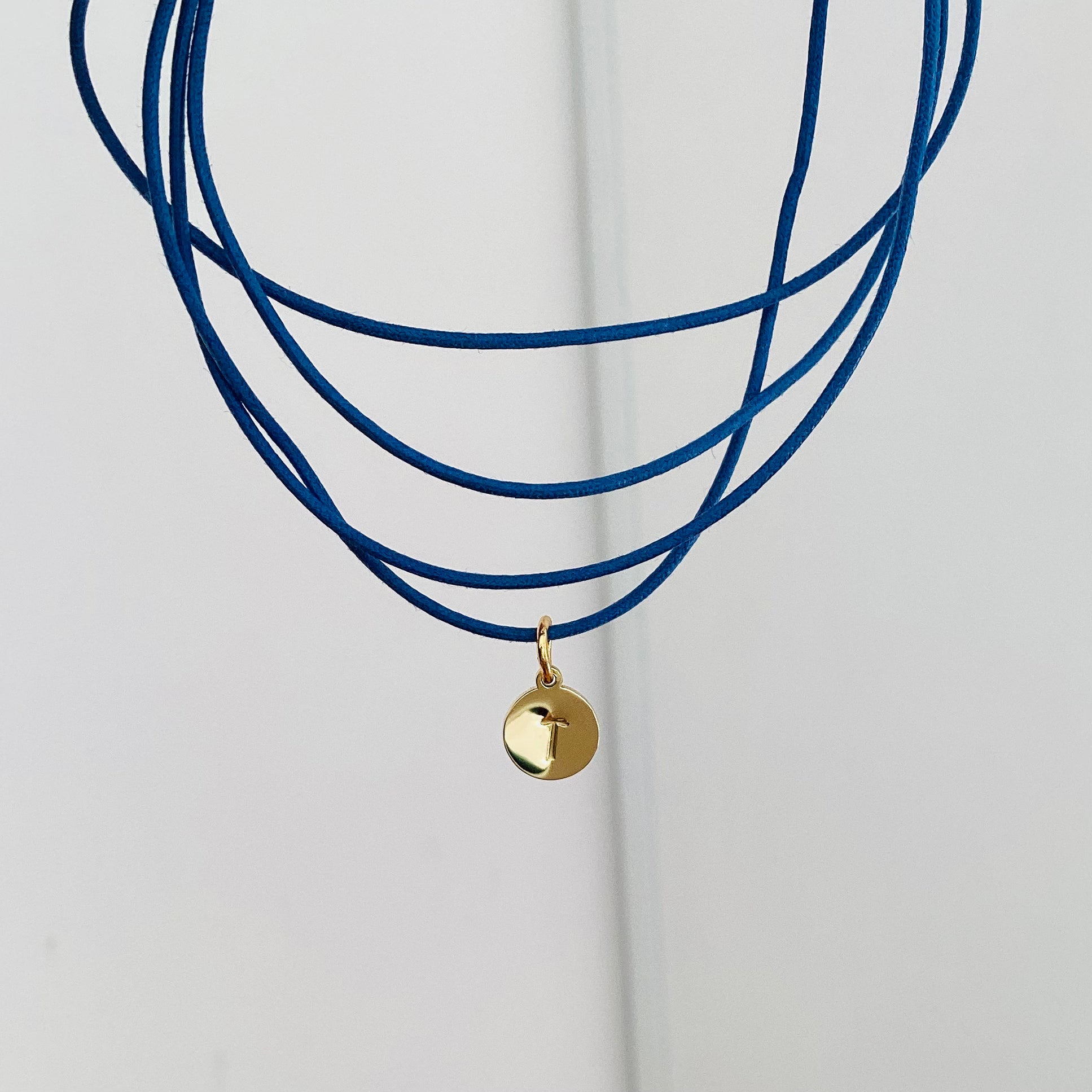 collier pendentif rond estampé initiale