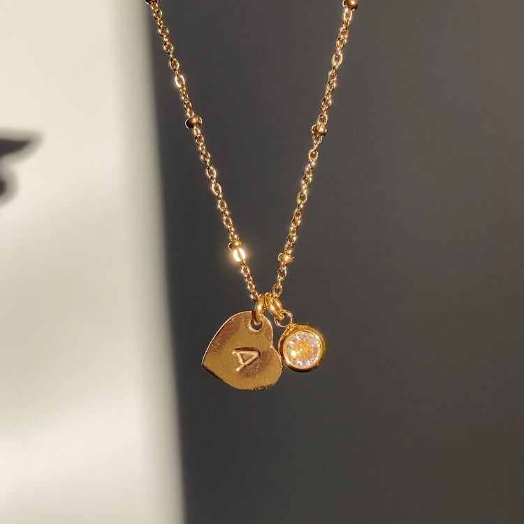 collier personnalisé avec initiale et pierre de naissance