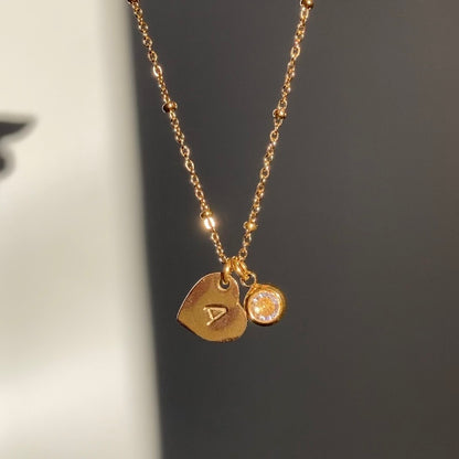 collier personnalisé avec initiale et pierre de naissance